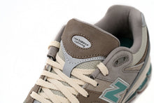 Load image into Gallery viewer, New Balance 2002R Brown Emerald Green