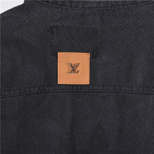 Load image into Gallery viewer, Louis Vuitton Heavy Gradient Washed Letter Positioning Print Denim Jacket - مناسب للجنسين
