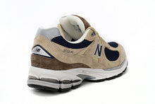 Load image into Gallery viewer, New Balance 2002R Aark Blue

